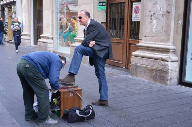 Sciuscià. Sciuscià is the strain in the Neapolitan dialect of the original English term shoe-shine