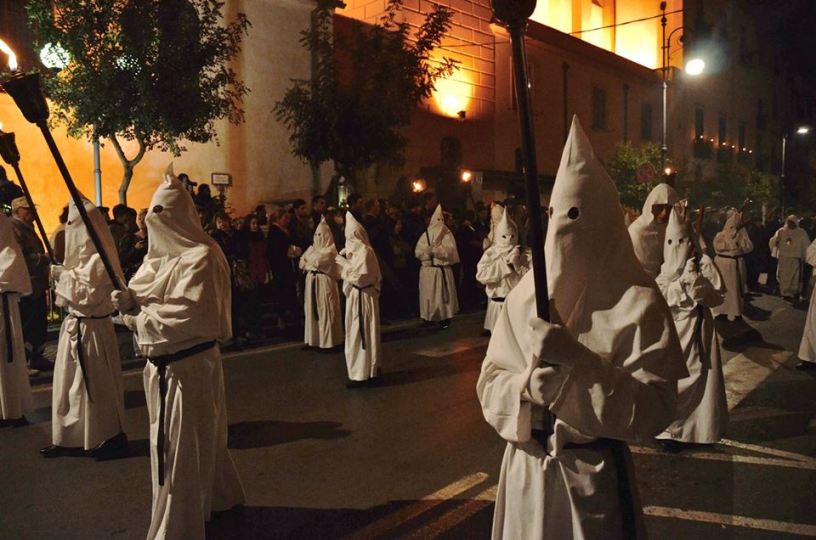 Processione bianca sul Corso Italia,nei pressi della Cattedrale di Sorrento. I martiri introdotti dalla Spagna nel 500', si alternano a fiaccole e croci portate a spalla.