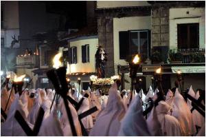 Processione "bianca" con la statua della Vergine Addolorata in primo piano