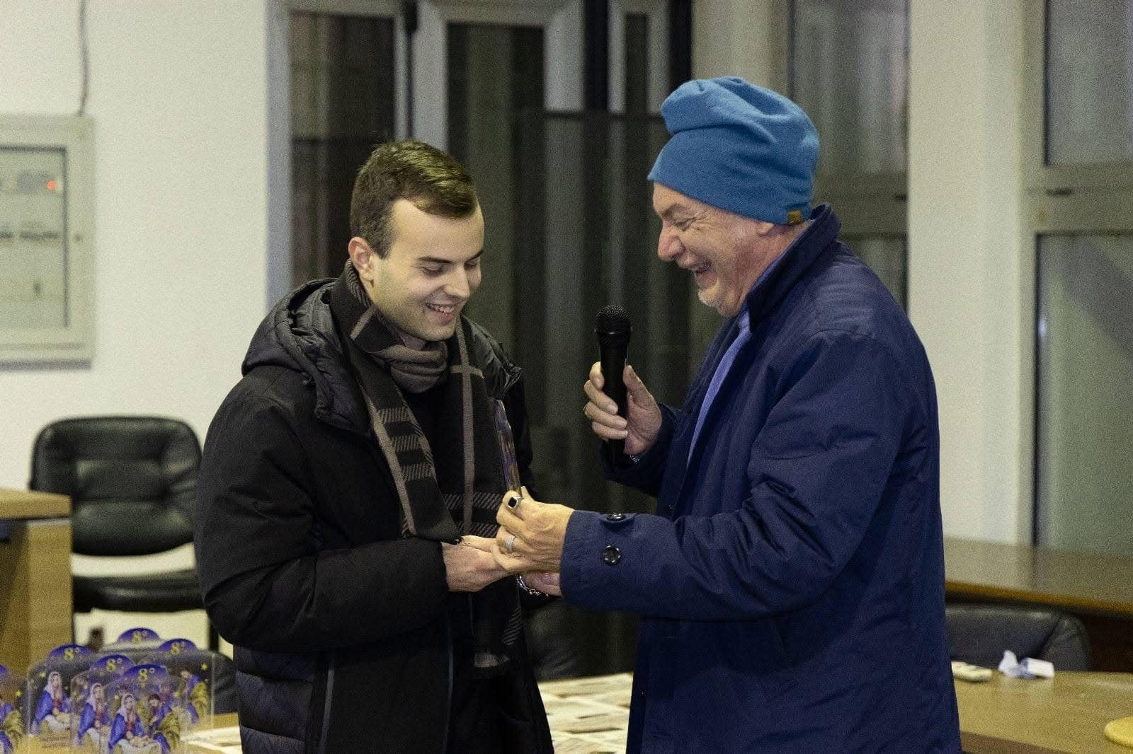 Giovanni Monaco che riceve il premio per la sua partecipazione dal Pres. della Pro Loco Carlo Artiere