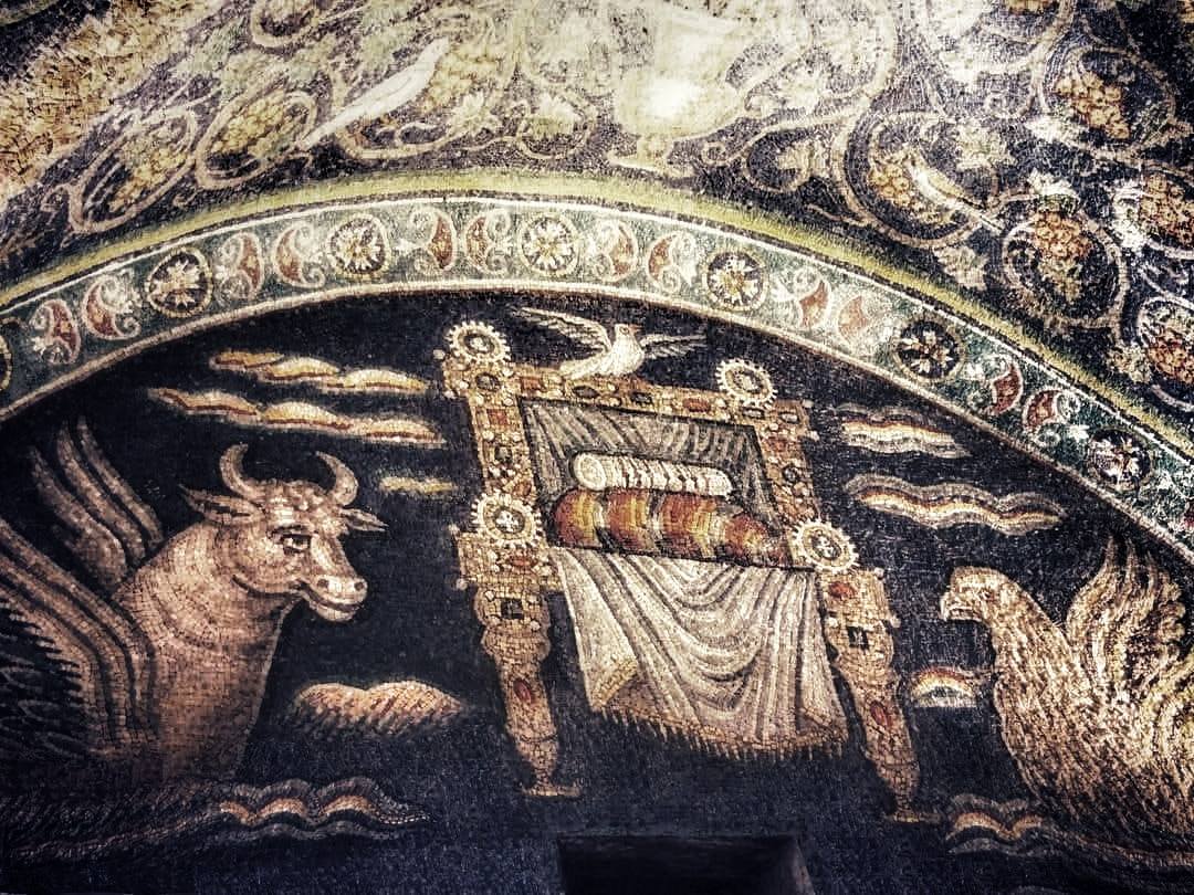 Nel mosaico del Sacello di Santa Matrona, l'etimasia, un trono vuoto, simboleggia l'attesa del ritorno di Cristo per il Giudizio Universale, un tema iconografico comune nelle basiliche paleocristiane