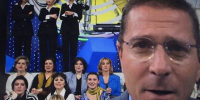 Immagine estrapolata dal programma “𝐓𝐢𝐫𝐚 𝐞 𝐌𝐨𝐥𝐥𝐚” su Canale 5 del 1° aprile 1998