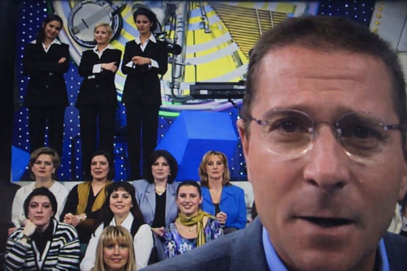 Immagine estrapolata dal programma “𝐓𝐢𝐫𝐚 𝐞 𝐌𝐨𝐥𝐥𝐚” su Canale 5 del 1° aprile 1998